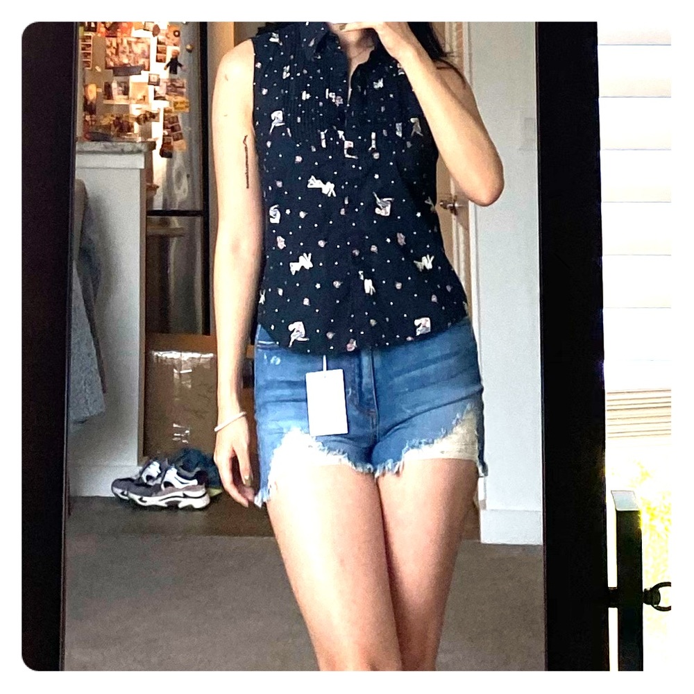 Sleeveless collared top